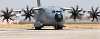 Ein Transportflugzeugvom Typ A400M rollt auf dem Flugfeld kurz nach der Landung am Flughafen in Taschkent