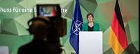 Die Verteidigungsministerin am Rednerpult, davor ein Kamermann, der die Rede aufzeichnet.
