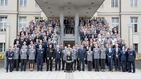 Viele Sportsoldaten stehen für ein Gruppenbild auf einer Treppe