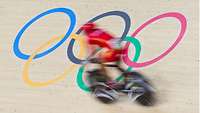 Olympische Ringe auf einer Radrennbahn