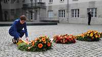 Annegret Kramp-Karrenbauer legt einen Blumenkranz nieder.