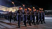 Soldaten mit Fackeln marschieren in Formation