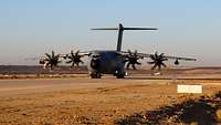 Ein Transportflugzeug vom Typ A400M landet auf dem Rollfeld.