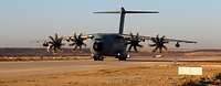 Ein Transportflugzeug vom Typ A400M landet auf dem Rollfeld.