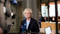 Ministerin Lambrecht spricht in die Mikrofone der Presse
