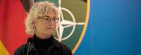 Ministerin Lambrecht steht vor einem Mikrofon. Im Hintergrund die Deutschlandflagge und das EFP-NATO-Wappen.