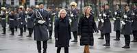 Ministerin Christine Lambrecht und Kajsa Ollongren laufen an angetretenen Soldaten vorbei