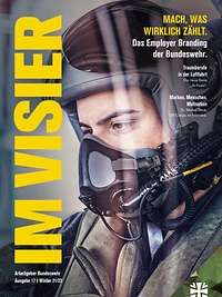 Cover des Magazins „Im Visier“ mit Foto von einem Piloten der Bundeswehr