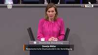 Staatssekretärin Möller spricht am Rednerpult im Deutschen Bundestag