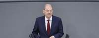 Kanzler Scholz Regierungsrede Ein Porträt von Kanzler Scholz, der am Rednerpult im Bundestag spricht.