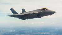 Ein Mehrzweckkampfflugzeug F-35 im Flug