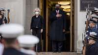 Ministerin Lambrecht und Lloyd Austin stehen nebeneinander beim Empfang am Pentagon-Eingang.