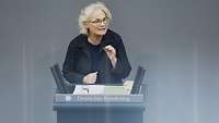 Ministerin Lambrecht spricht am Rednerpult im Deutschen Bundestag.