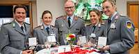 Generalinspekteur Zorn steht zwischen ausgezeichneten Athleten und Athletinnen