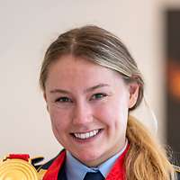 Die Athletin Laura Nolte hält ihre Gold-Medaille hoch.