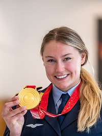 Die Athletin Laura Nolte hält ihre Gold-Medaille hoch.