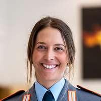 Die Athletin Sabrina Cakmakli lächelt im Portrait in die Kamera.