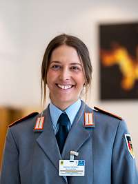 Die Athletin Sabrina Cakmakli lächelt im Portrait in die Kamera.