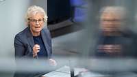 Ministerin Lambrecht spricht am Rednerpult im Deutschen Bundestag.
