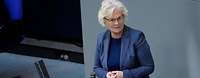 Ministerin Lambrecht spricht am Rednerpult im Deutschen Bundestag.