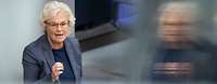 Ministerin Lambrecht spricht am Rednerpult im Deutschen Bundestag.