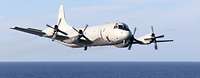 Ein Propellerflugzeug vom Typ P-3C Orion fliegt über ein Meer.