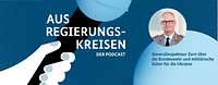 Eine Grafik mit einer Hand die ein Mikrofon hält, in weißer Schrift steht "Aus Regierungskreisen, der Podcast"