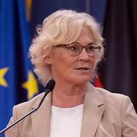 Ministerin Lambrecht spricht am Rednerpult.