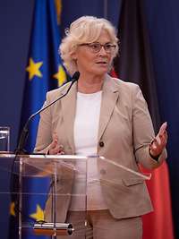 Ministerin Lambrecht spricht am Rednerpult.