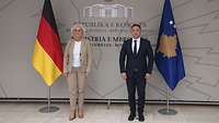 Ministerin Lambrecht steht neben dem Verteidigungsminister Mihaj in Pristina, Hauptstadt des Kosovo