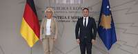 Ministerin Lambrecht steht neben dem Verteidigungsminister Mihaj in Pristina, Hauptstadt des Kosovo