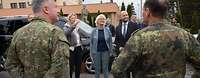 Ministerin Lambrecht steht zwischen Kajsa Ollongren und Jaroslav Naď. Davor stehen zwei Soldaten.