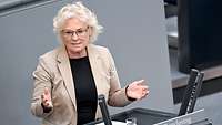 Verteidigungsministerin Lambrecht hält am Rednerpult im Bundestag eine Rede.