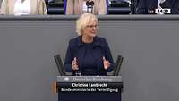 Ministerin Lambrecht am Rednerpult im Bundestag