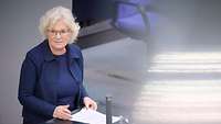 Ministerin Lambrecht steht am Rednerpult im Bundestag