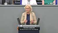 Ministerin Lambrecht spricht am Rednerpult im Deutschen Bundestag.