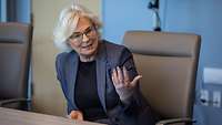 Die Verteidigungsministerin spricht mit jemanden außerhalb des Bildes.