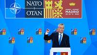 NATO-Generalsekretär Jens Stoltenberg steht an einem Pult und spricht