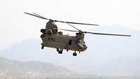 Ein Transporthubschrauber vom Typ CH-47 Chinook im Flug
