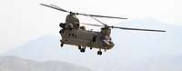 Ein Transporthubschrauber vom Typ CH-47 Chinook im Flug