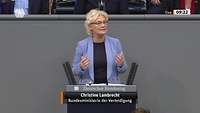 Ministerin Lambrecht spricht am Rednerpult im Deutschen Bundestag.