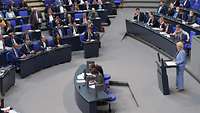 Ministerin Christine Lambrecht bei einer Rede im Bundestag am 08. Juli 2022 am Rednerpult