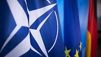 Flaggen der NATO, EU und Deutschlands nebeneinander 