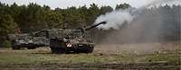 Zwei Panzerhaubitzen 2000 beim Feuern Zwei Panzerhaubitzen 2000 beim Feuern vor einem Waldrand