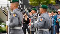 Soldaten des Wachbataillons bei einer Vorführung mit ihren Gewehren vor Besuchern