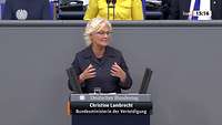 Christine Lambrecht steht am Rednerpult im Bundestag 