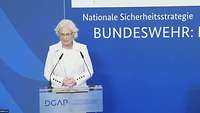 Christine Lambrecht steht hinter einem Rednerpult und spricht.
