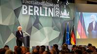 Ministerin Lambrecht spricht vor mehreren Personen auf der Bundeswehrtagung. 