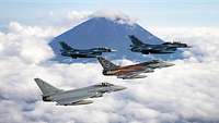 Deutsche Kampfjets Typ Eurofighter 31 und 11 und japanische Kampfjets Typ F-2 fliegen gemeinsam vor dem Mount Fuji.