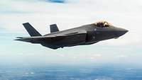 Von links nach rechts fliegt das Flugzeug vom Typ F-35, im Hintergrund ist klarer Himmel.